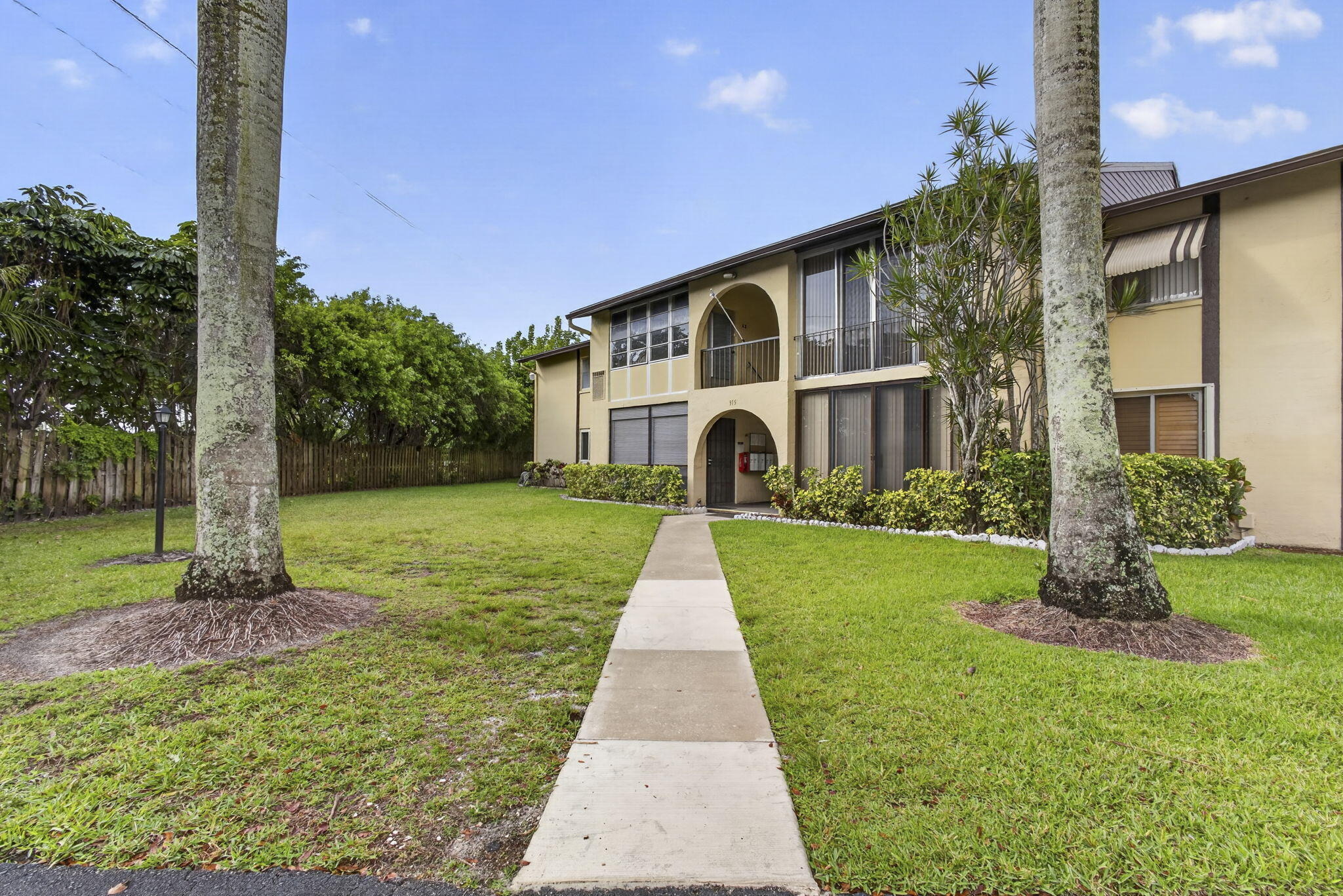 Pine Ridge Cir, Greenacres, FL 33463