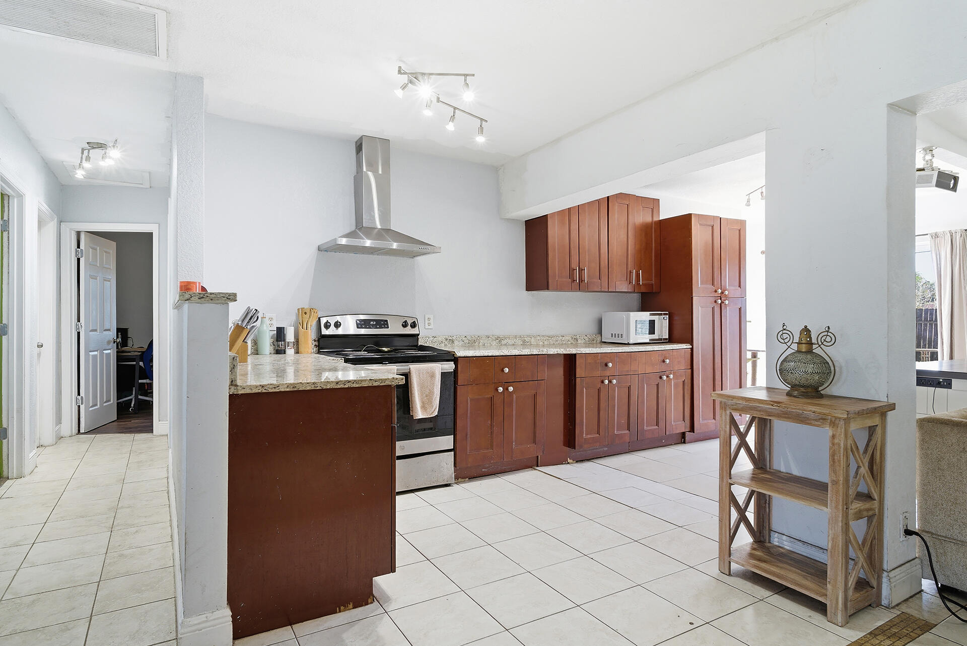 Mid Pines Rd, Palm Springs, FL 33461