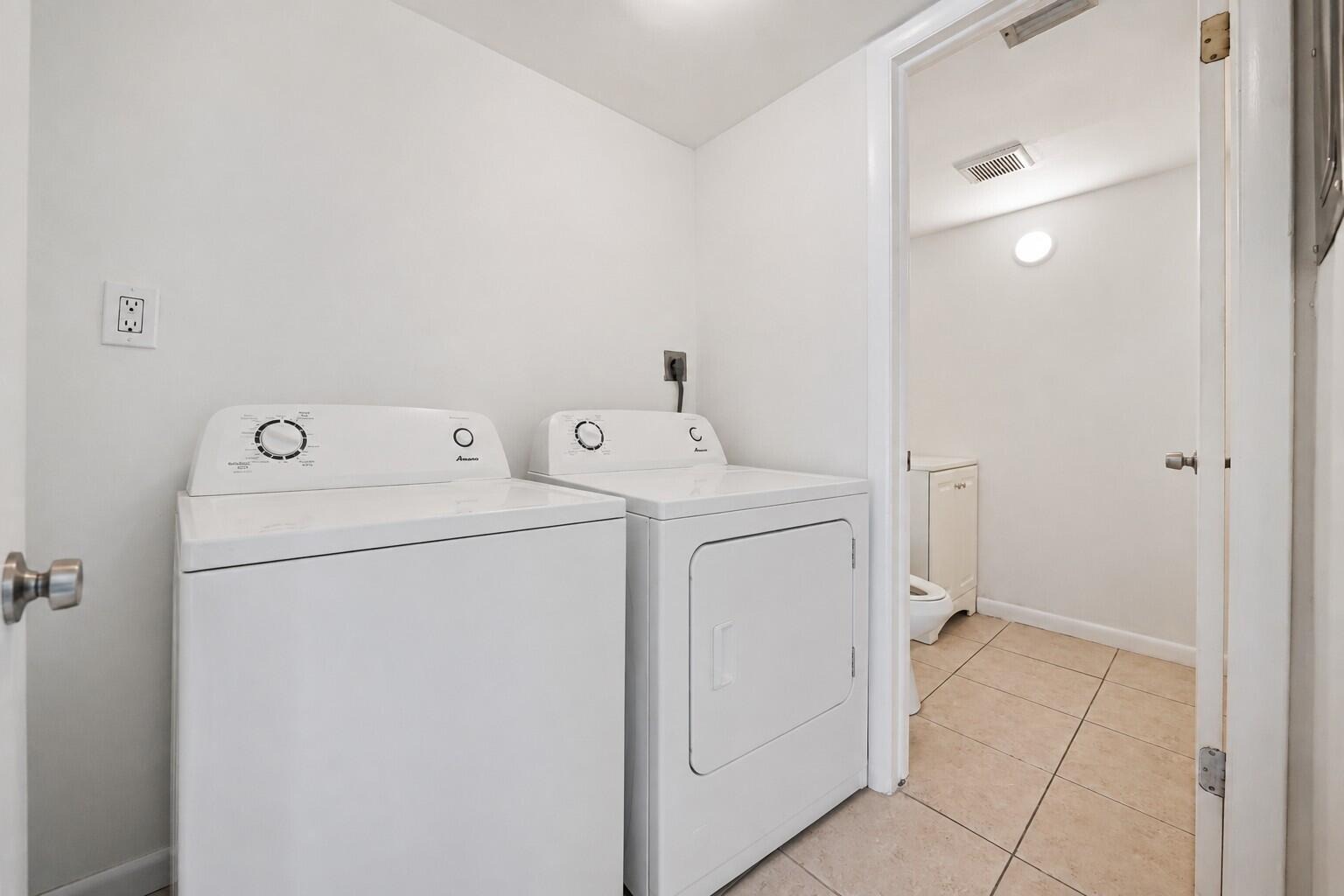 White Pine Cir, Greenacres, FL 33415