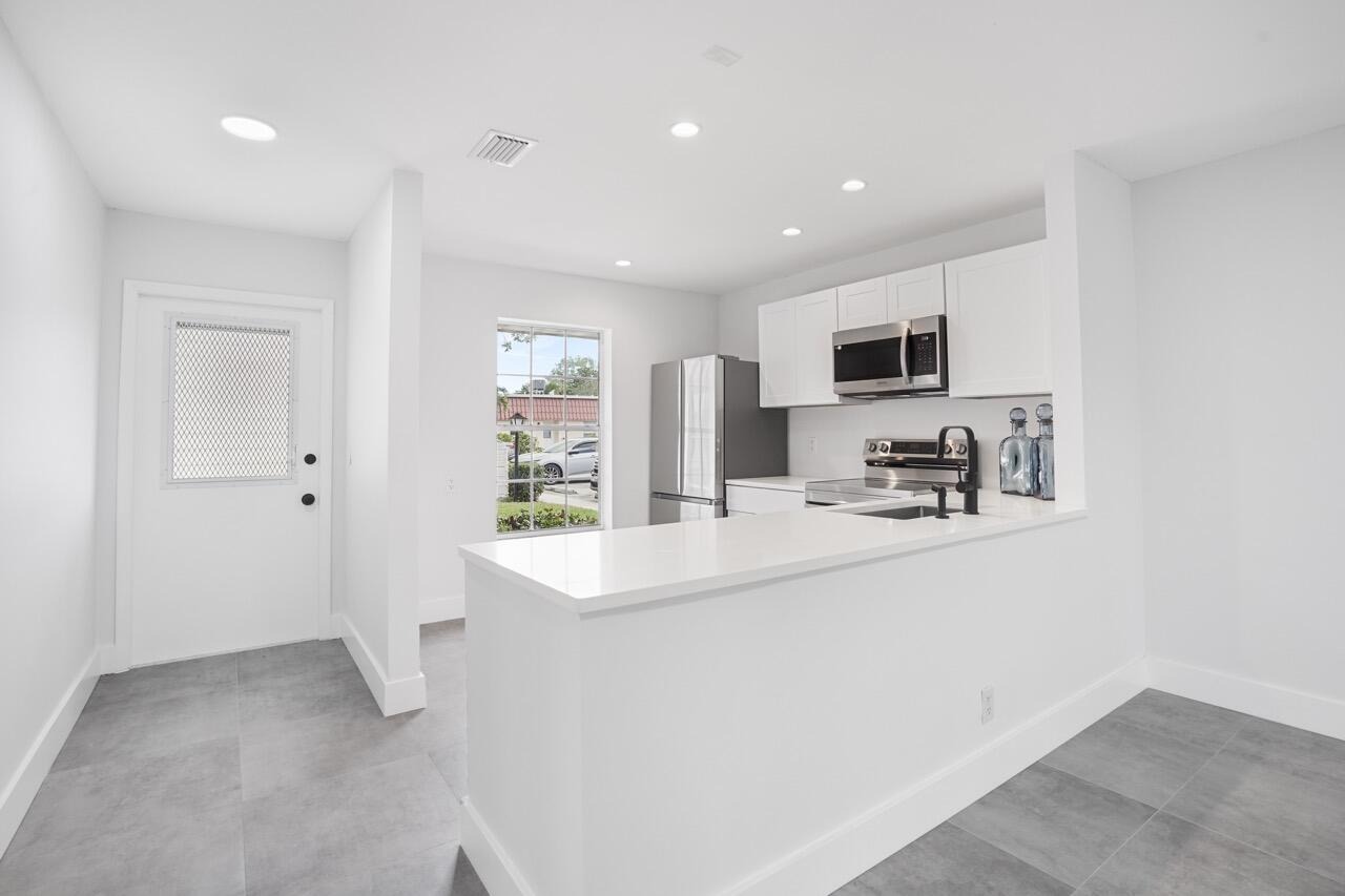 Nantucket Cir, Lake Worth, FL 33467