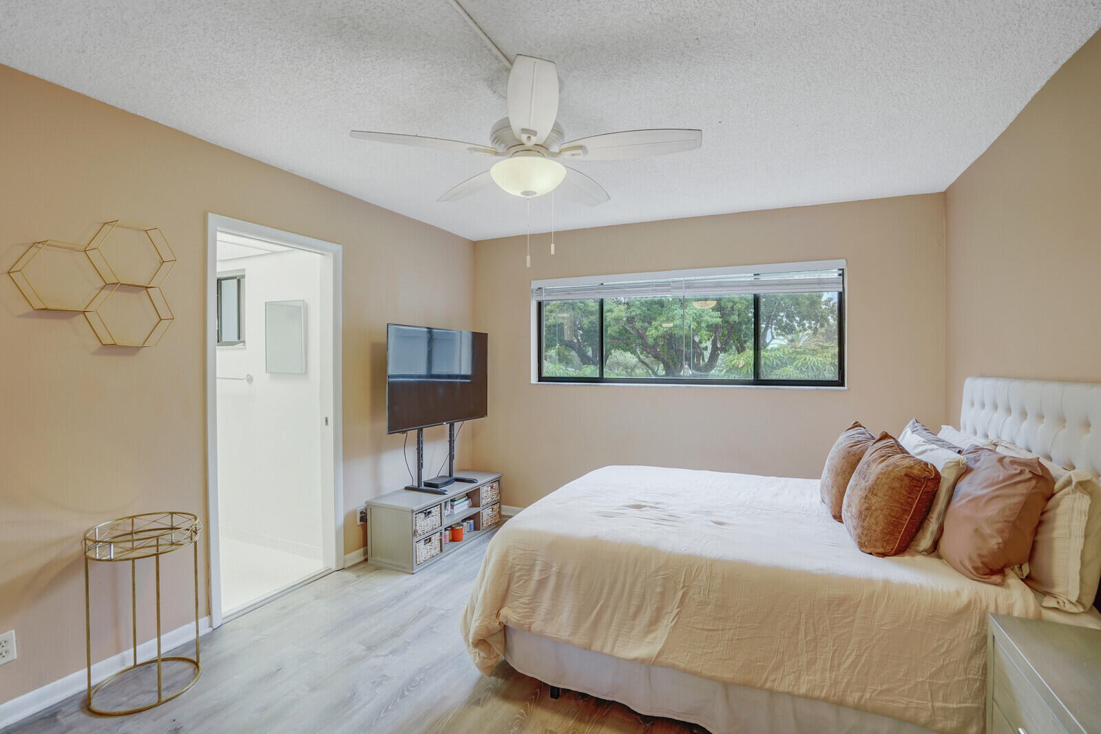 Las Verdes Cir, Delray Beach, FL 33484