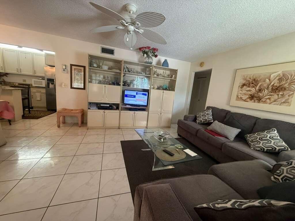 Pine Hov Cir, Greenacres, FL 33463