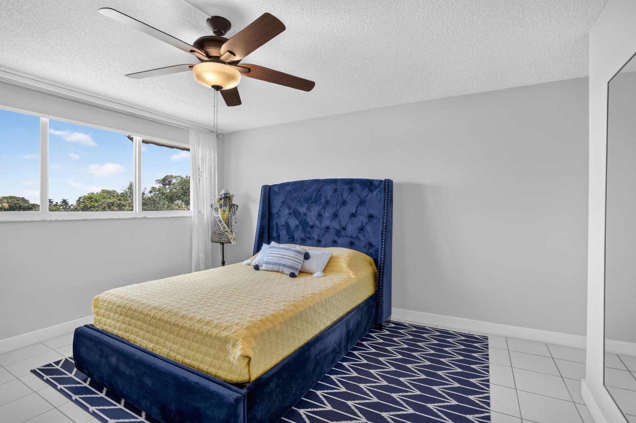 Hollybrook Lake Dr, Pembroke Pines, FL 33025