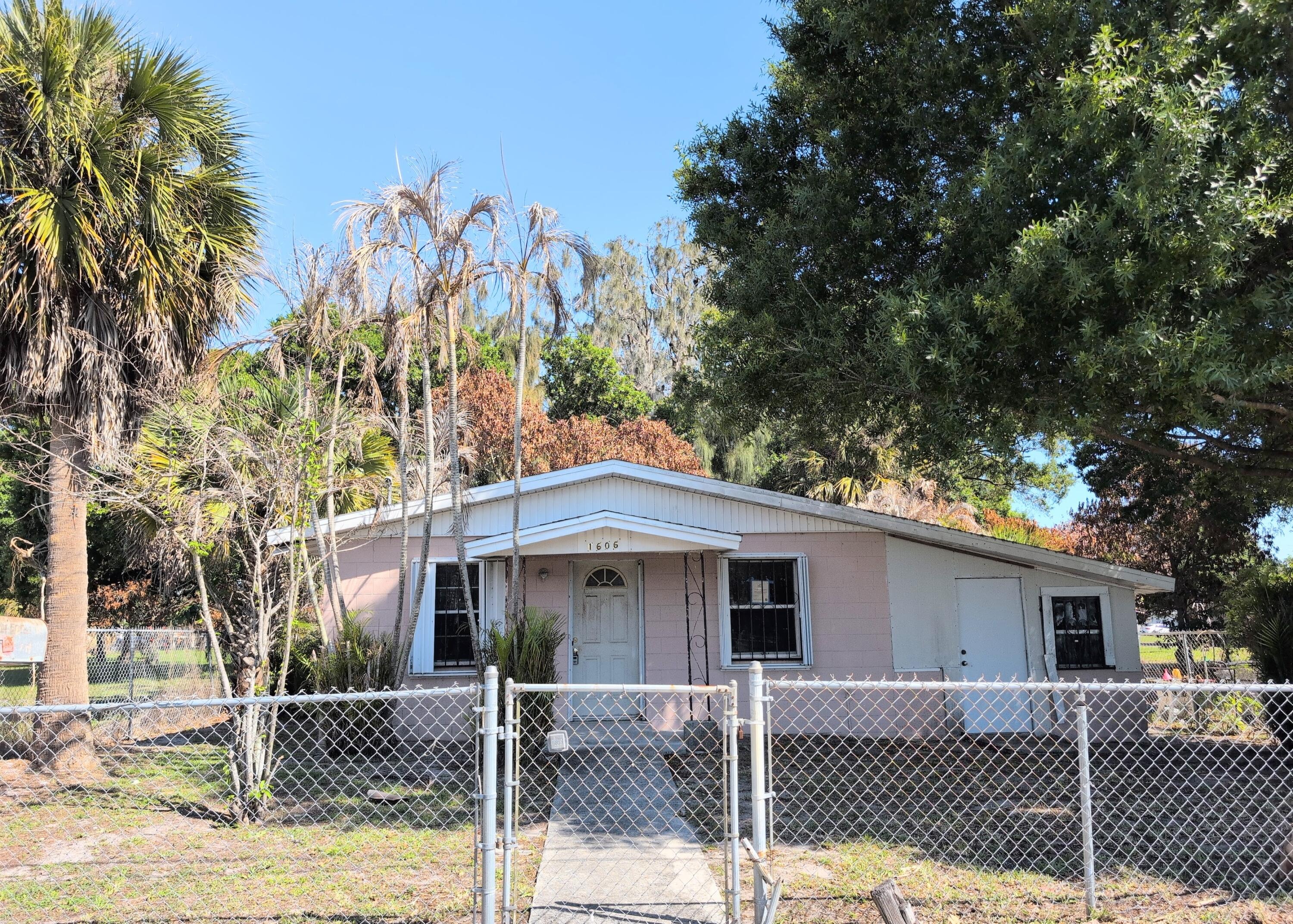 1606 Ave H