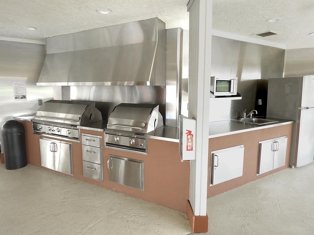 Hollybrook Ter, Pembroke Pines, FL 33025