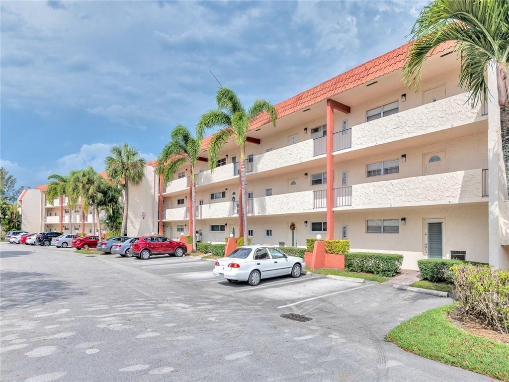 Hollybrook Lake Dr, Pembroke Pines, FL 33025