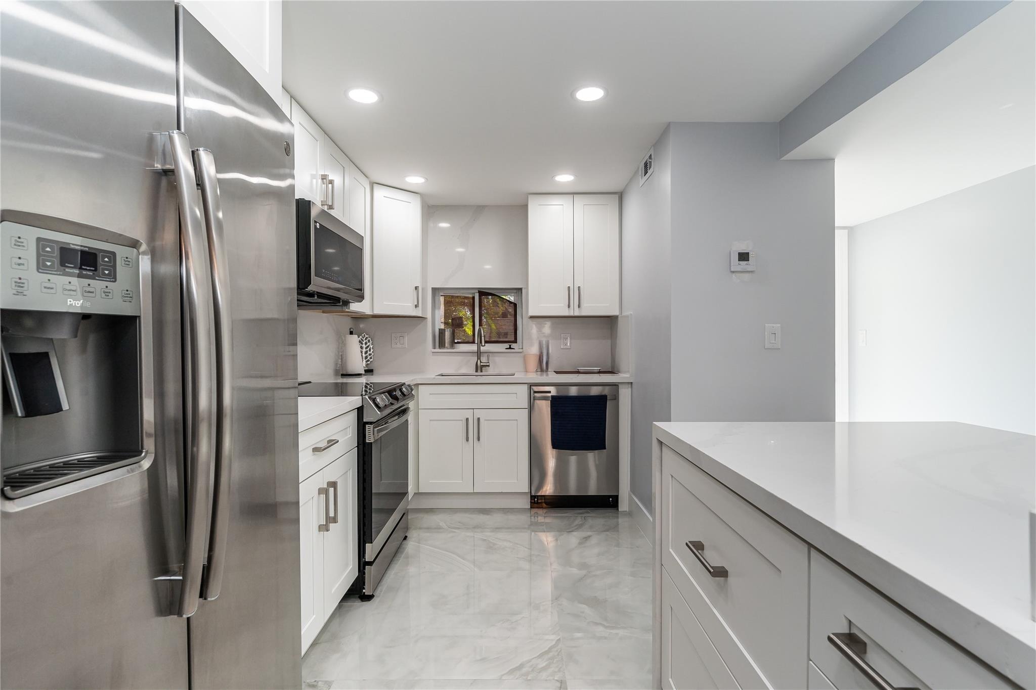 Hollybrook Lake Dr, Pembroke Pines, FL 33025