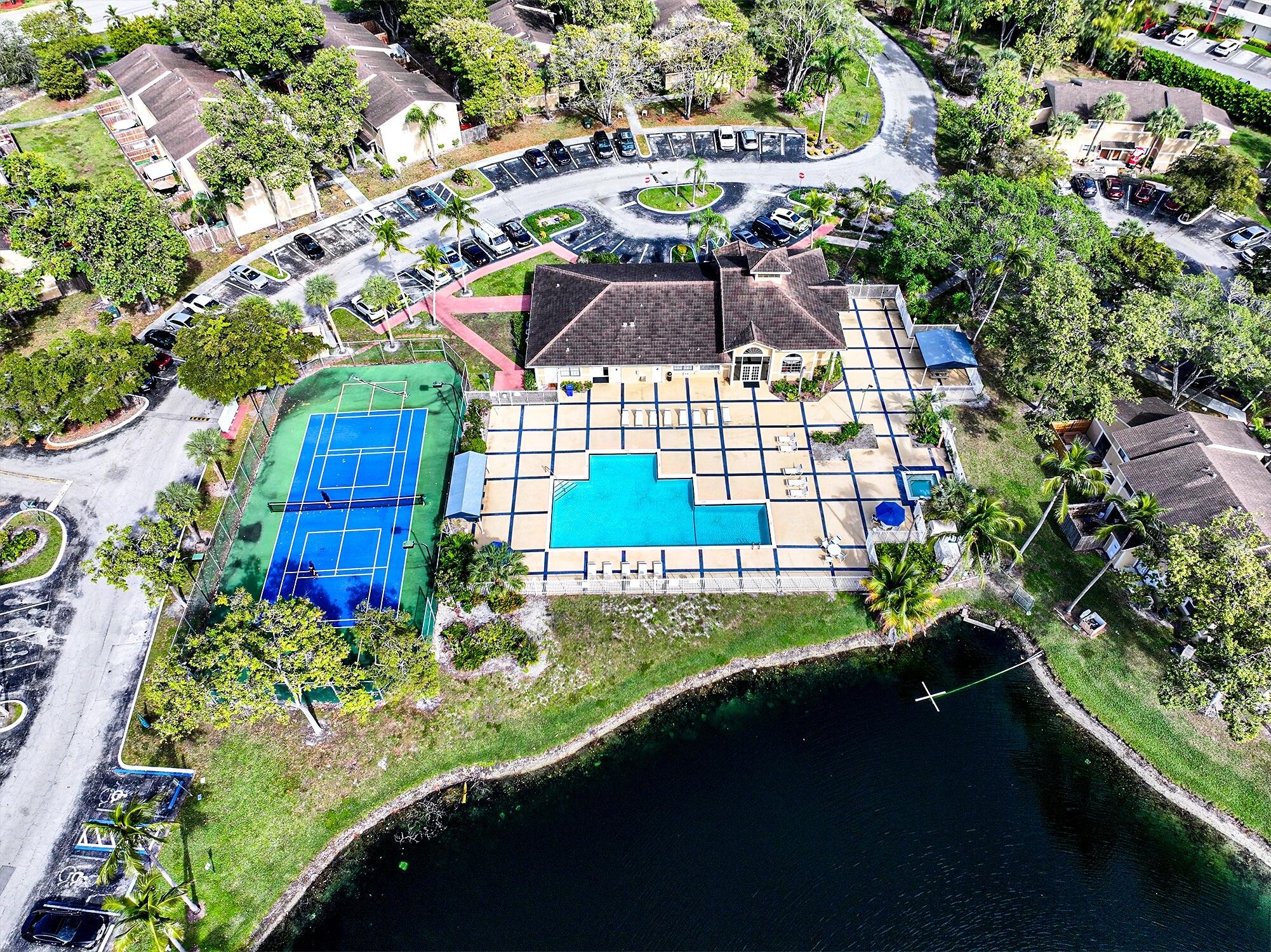Palm Cir, Pembroke Pines, FL 33025