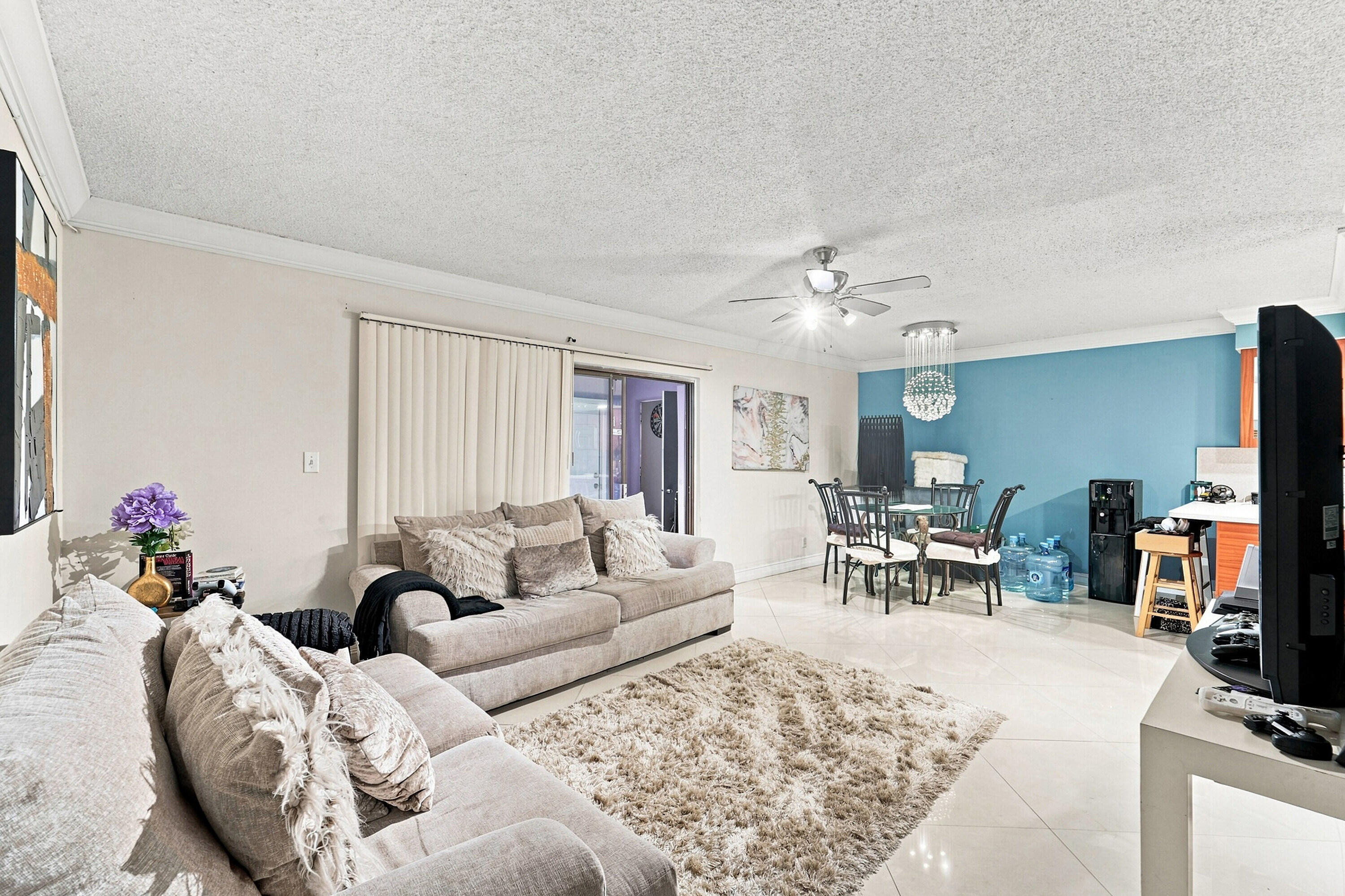 Spinning Wheel Ln, Tamarac, FL 33319