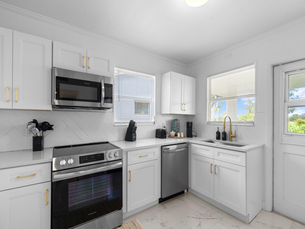 Lakeside Dr, Lake Worth Beach, FL 33460
