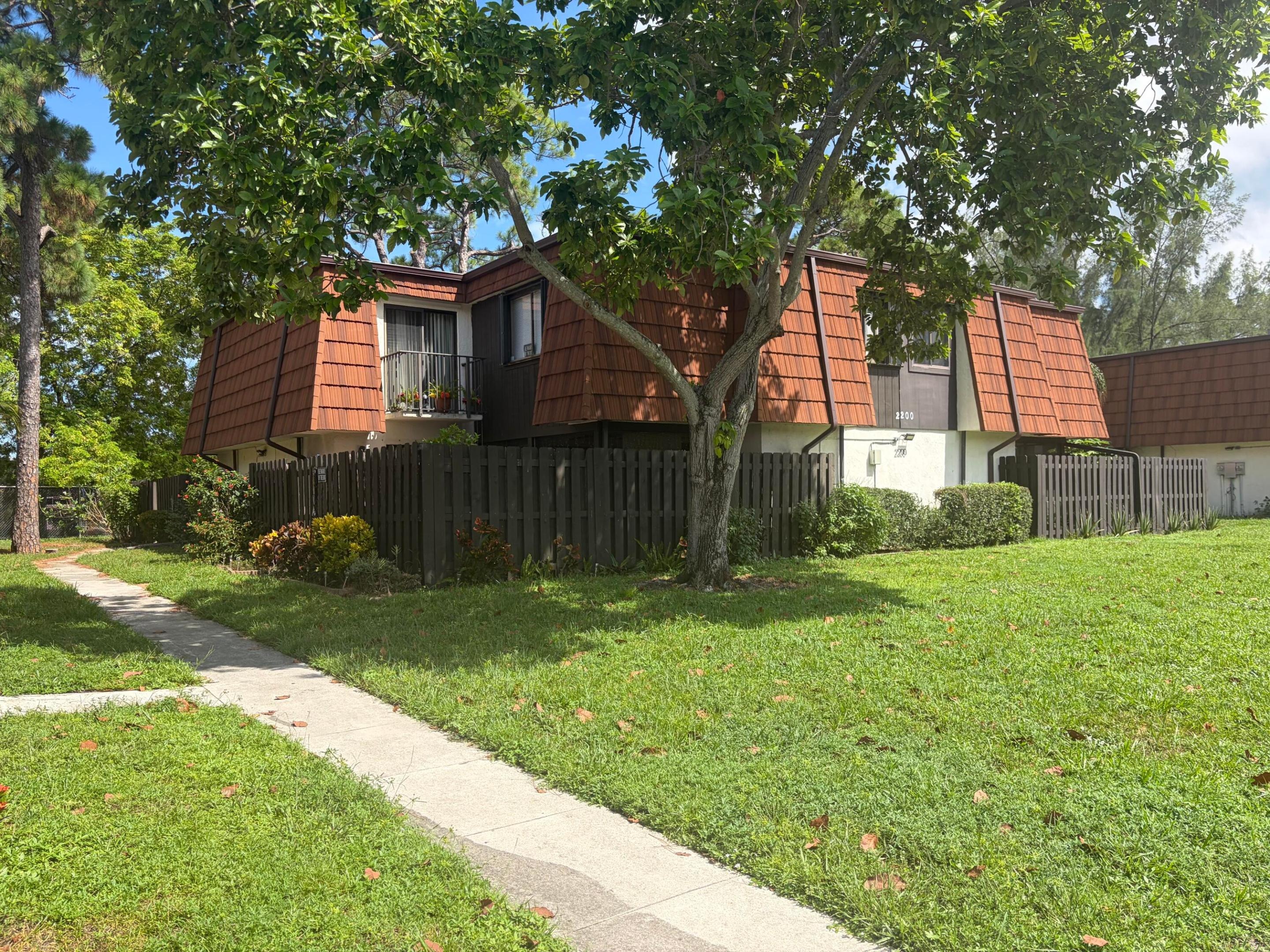White Pine Cir, Greenacres, FL 33415