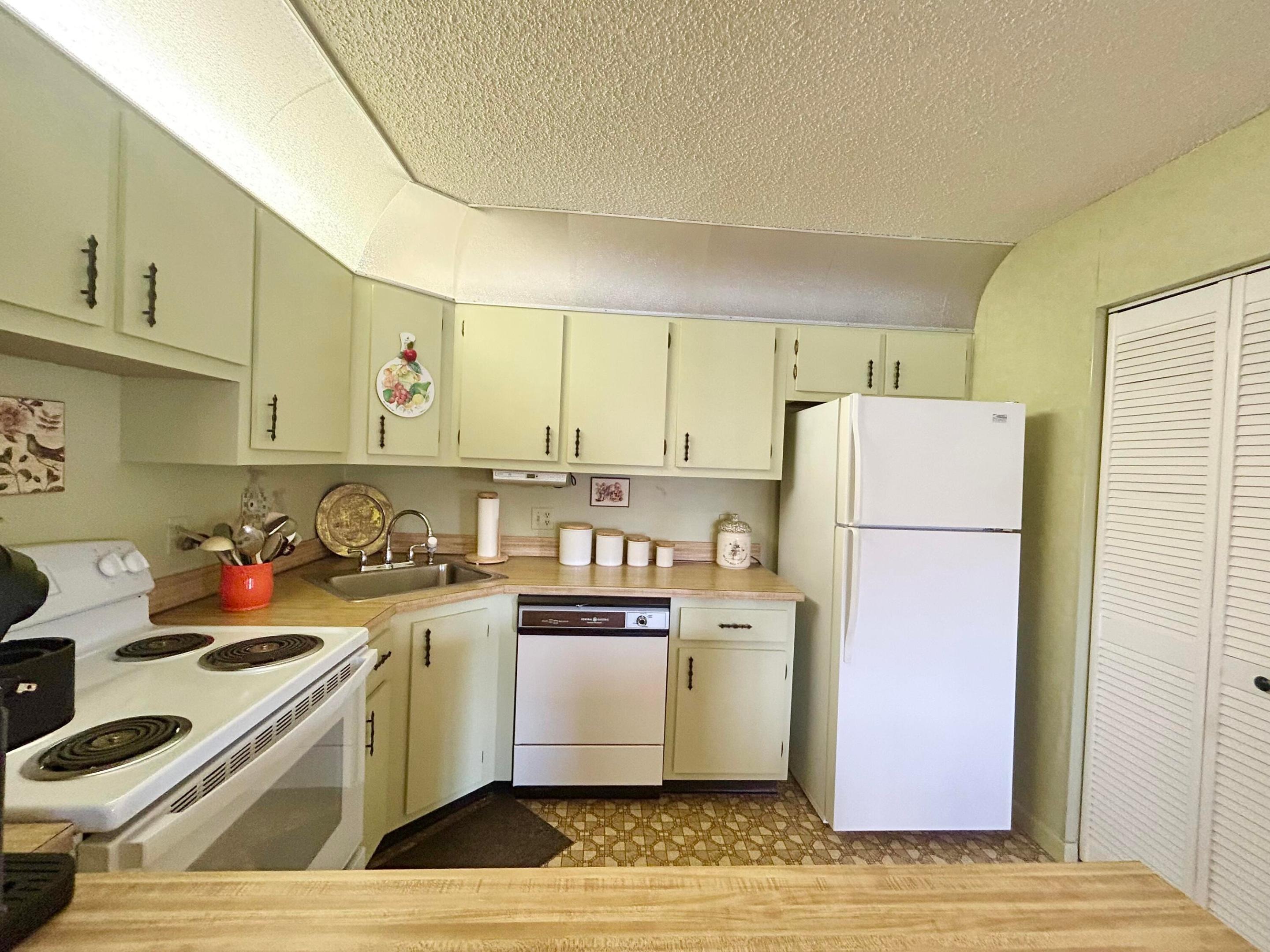 Lake Pine Cir, Greenacres, FL 33463