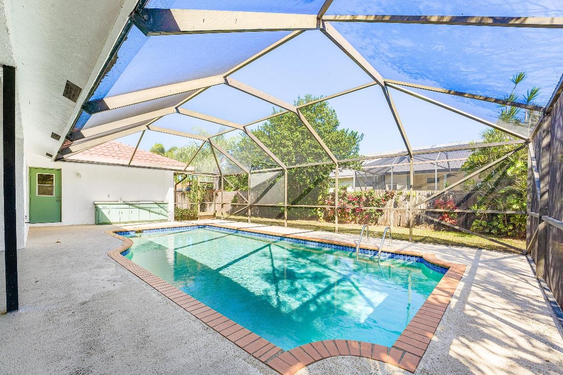 Amesbury Cir, Wellington, FL 33414