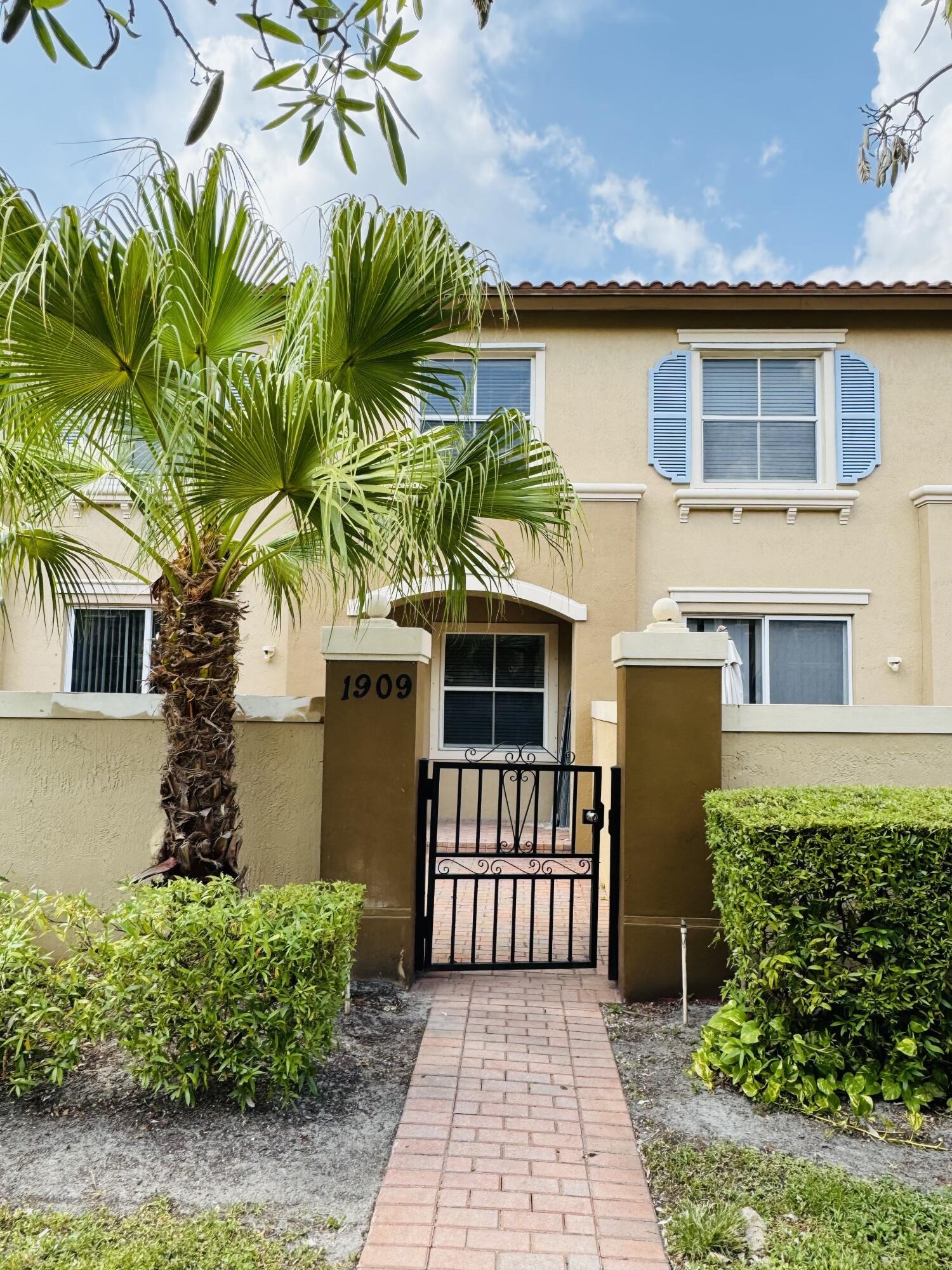 Morgan Hill Trl, West Palm Beach, FL 33411
