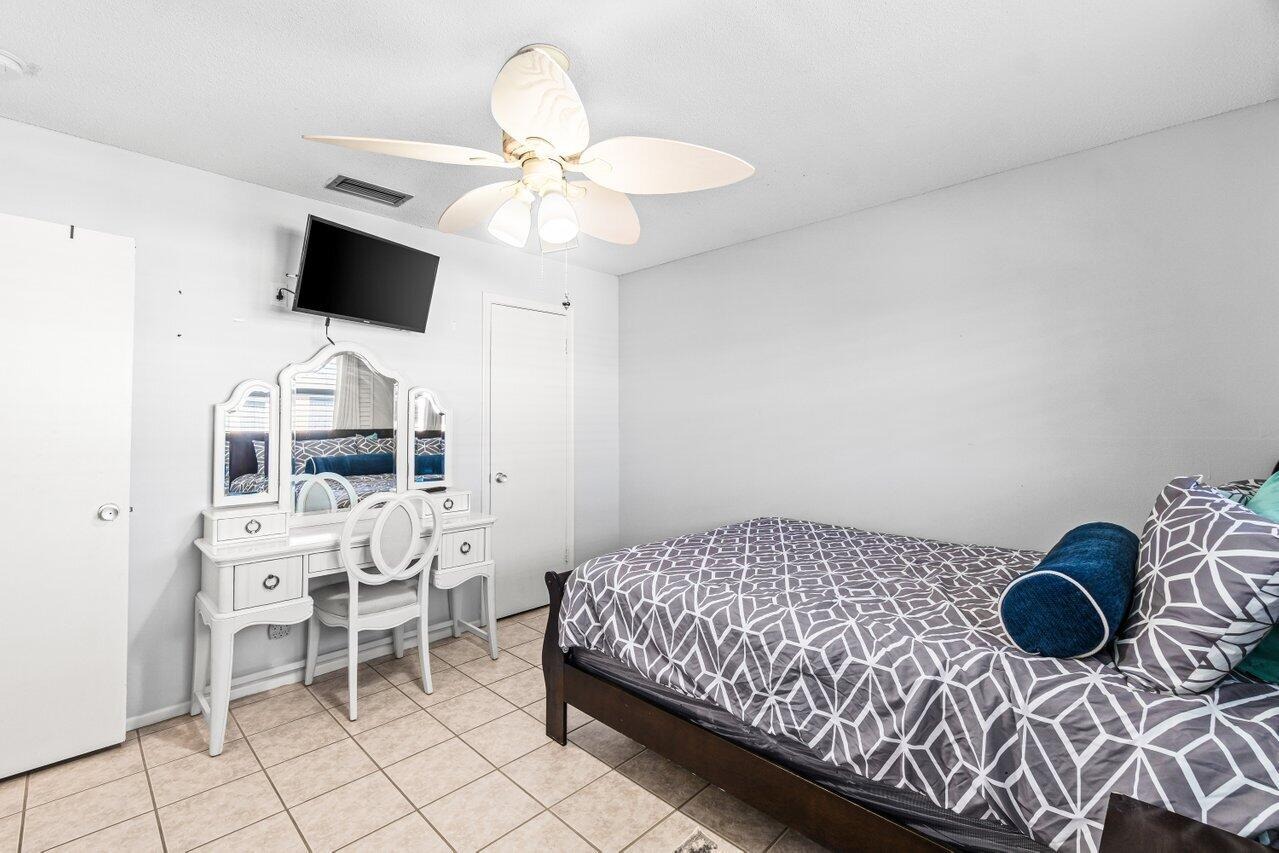1st Ct, Boynton Beach, FL 33435