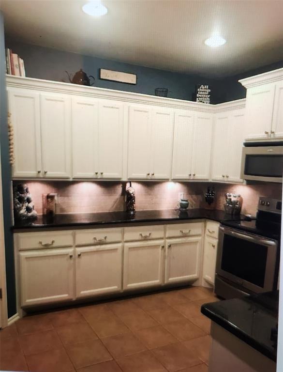 Lindsay Ln, Edmond, OK 73025