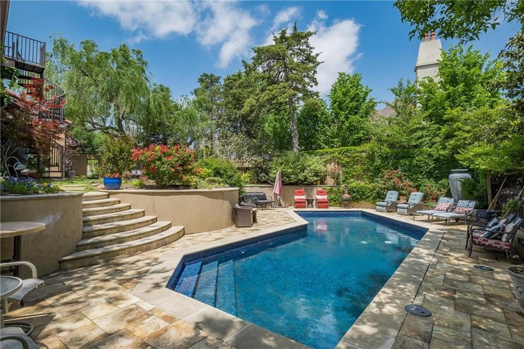 Guilford Ln, Nichols Hills, OK 73120