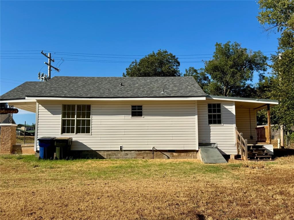 11th St, Chickasha, OK 73018