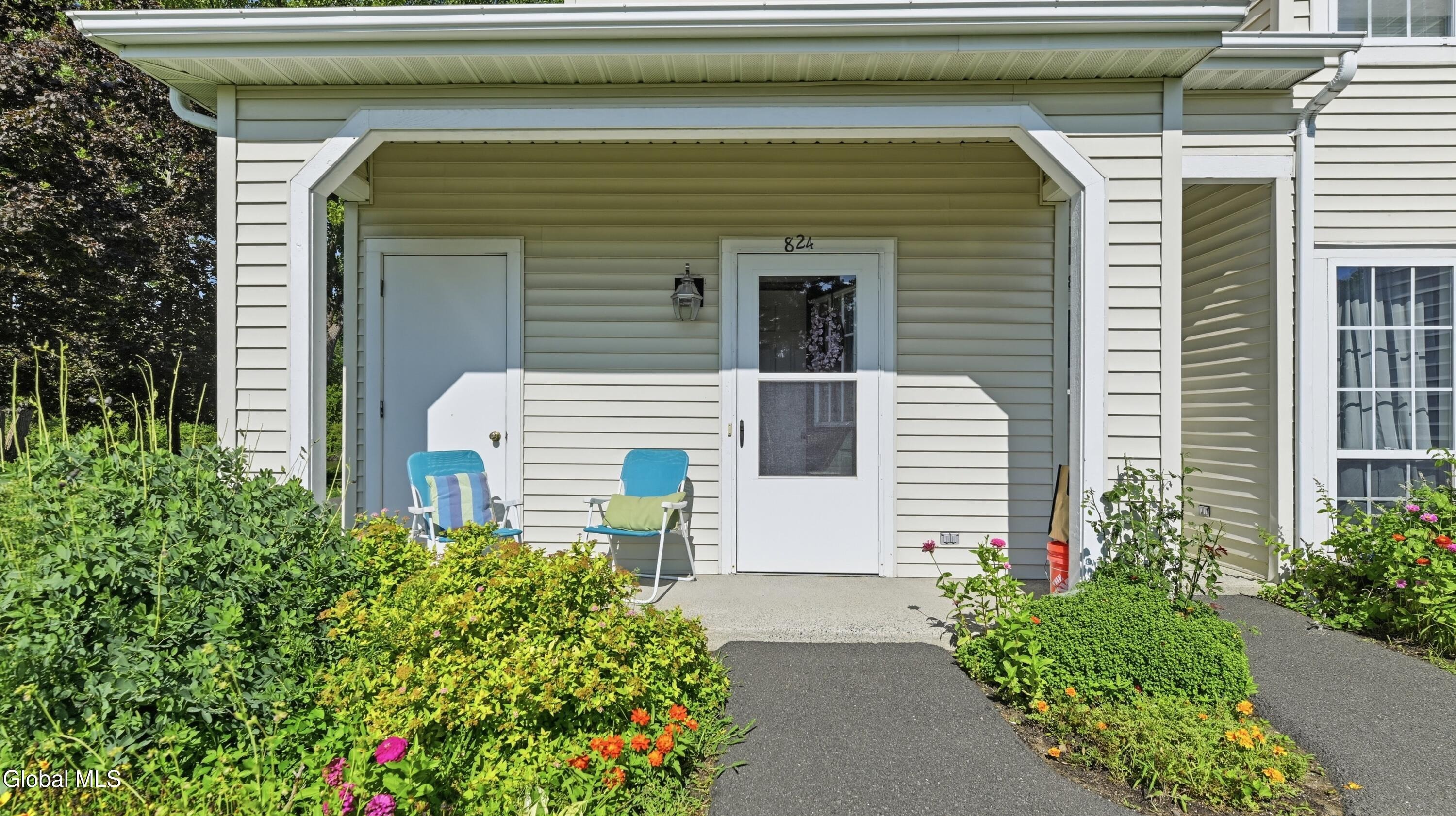 Ridge Cir, Troy, NY 12182