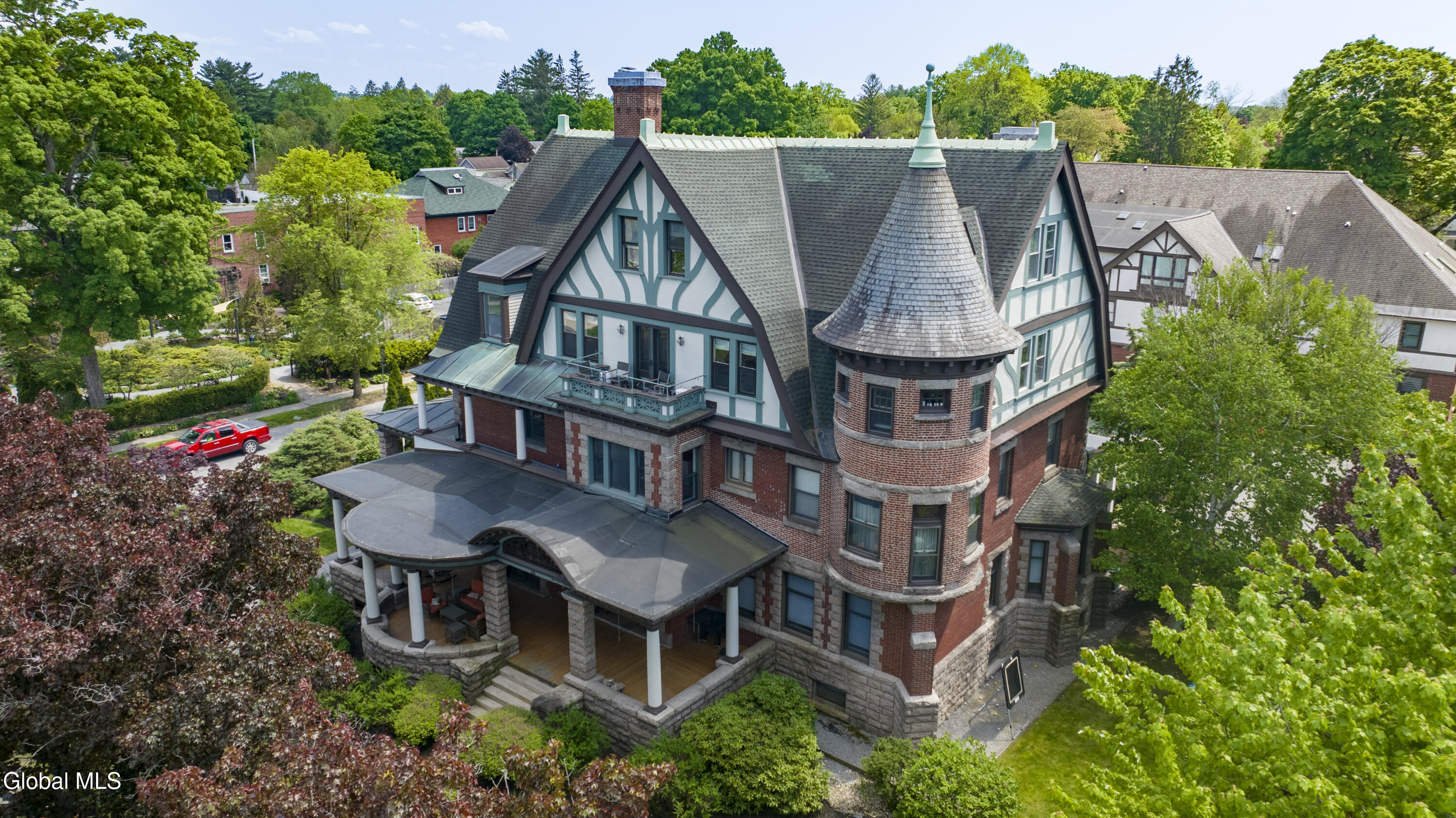 Union Ave, Saratoga Springs, NY 12866