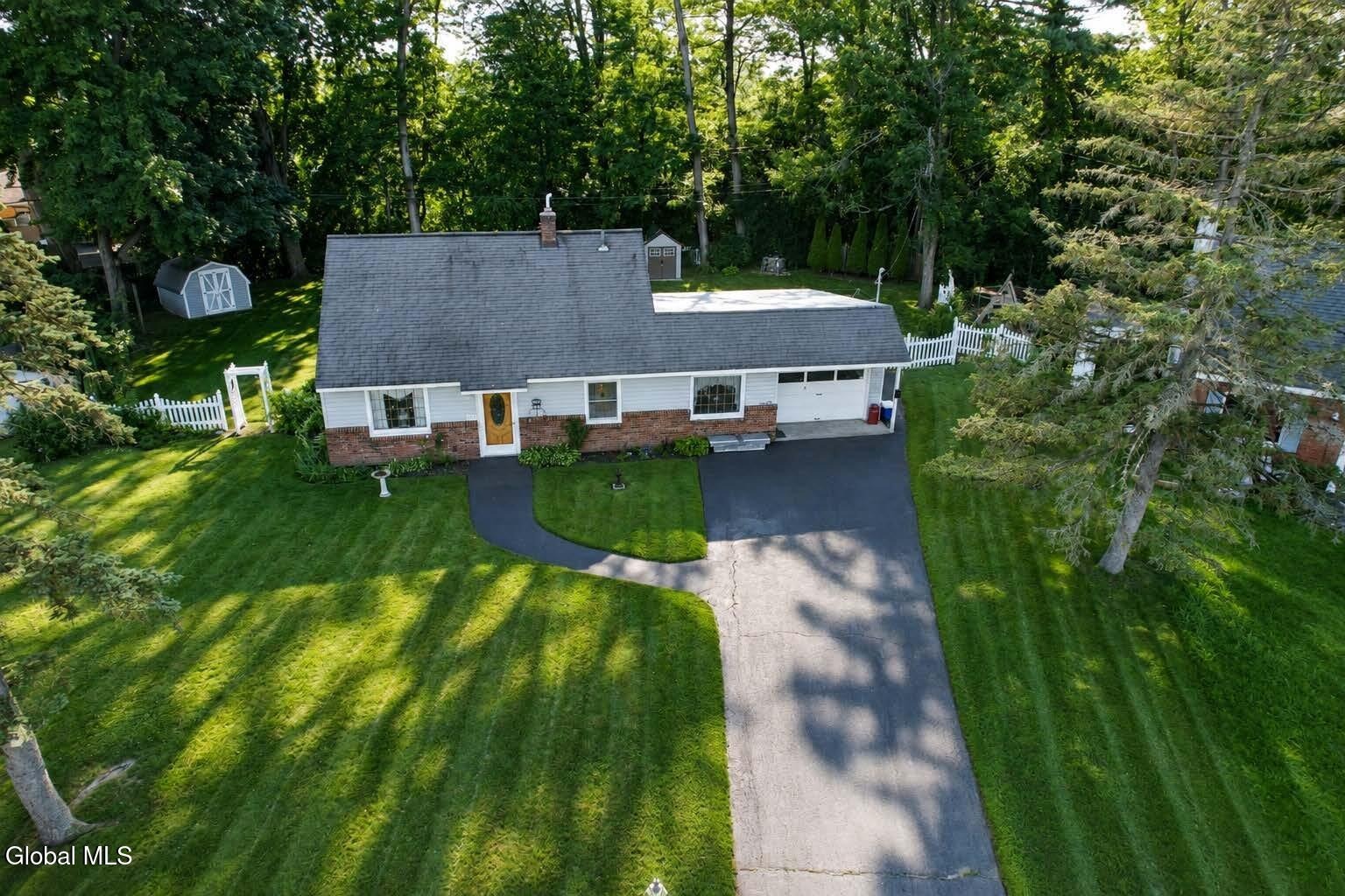 Cushing Ln, Schenectady, NY 12303