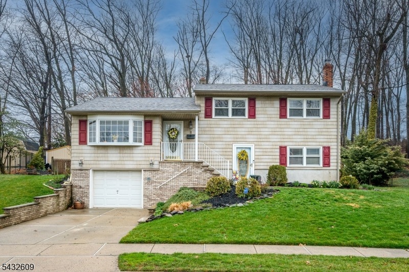 Adelphi Ct, Edison, NJ 08837