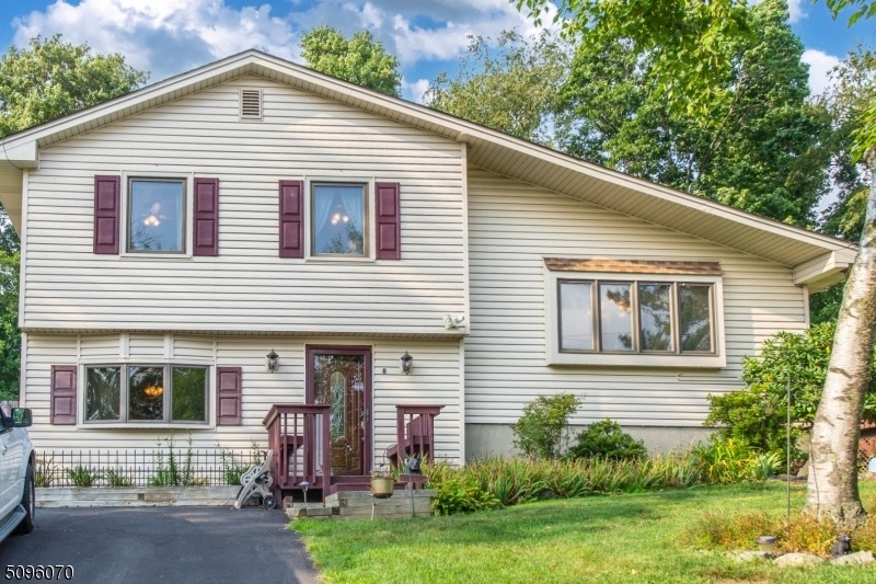 Robins Ter, Highland Lakes, NJ 07422