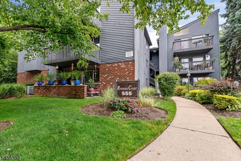 Riverside Ave, Rutherford, NJ 07070