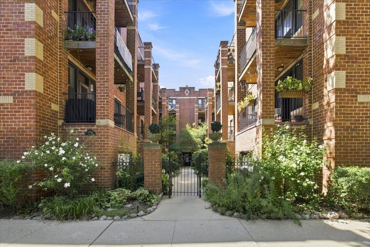 Seminary Ave, Chicago, IL 60614