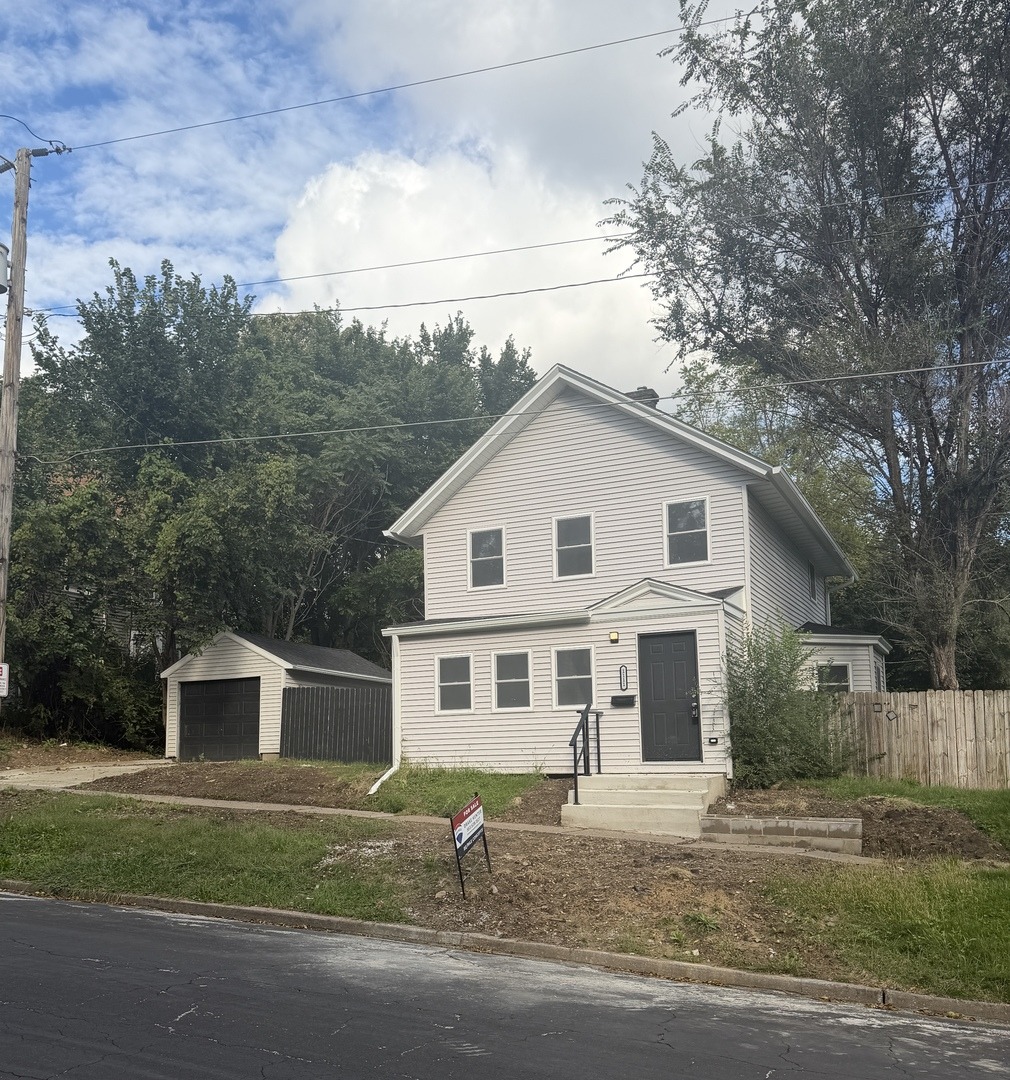 Gaines St, Davenport, IA 52804
