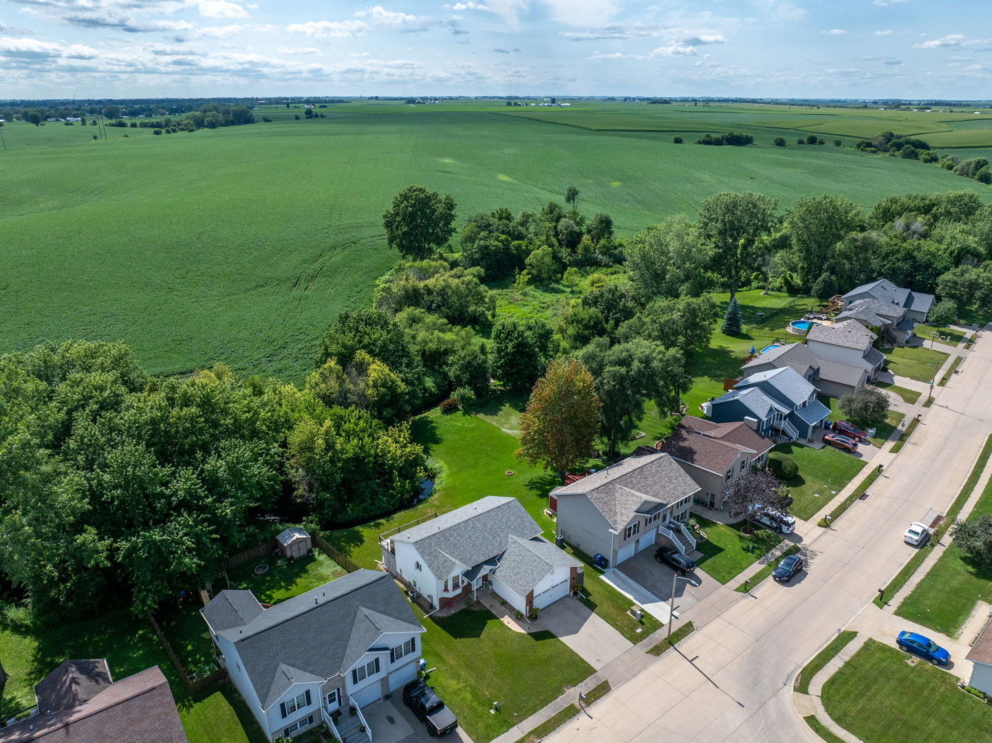 Silvercreek Dr, Davenport, IA 52806