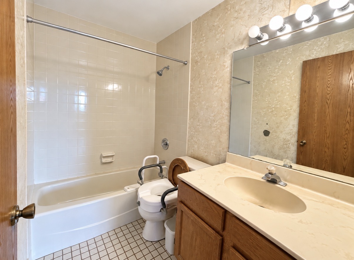 93rd Pl, Oak Lawn, IL 60453 #1