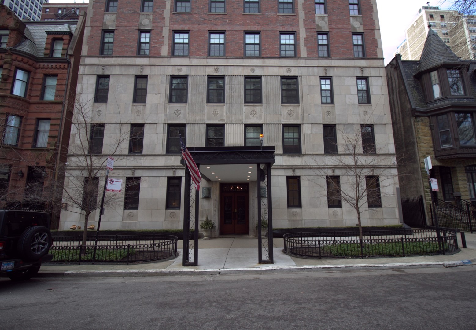 Elm St, Chicago, IL 60611