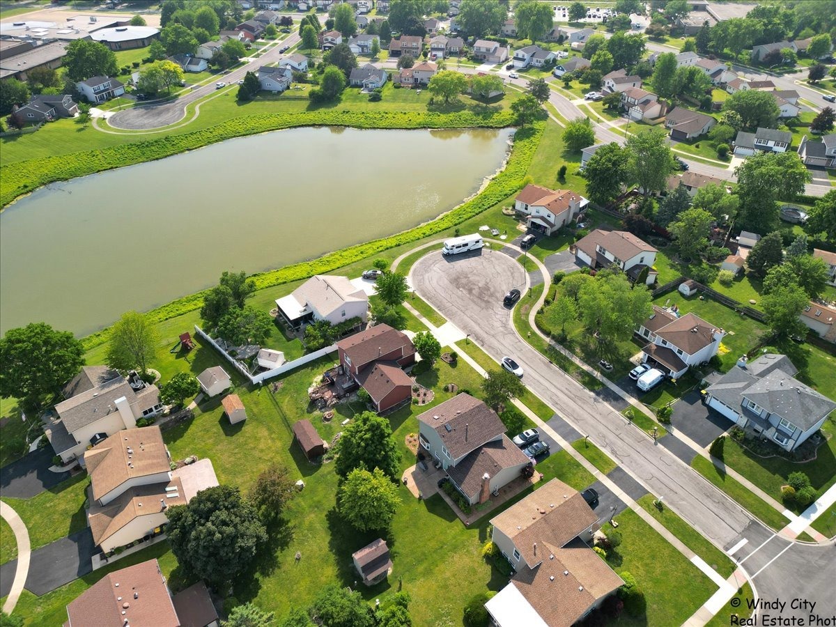 Woodcrest Ct, Carol Stream, IL 60188