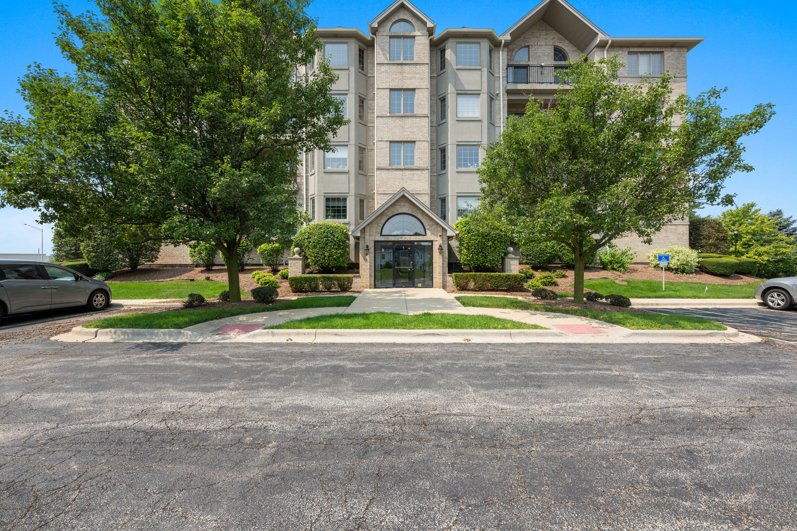 Woodward Ave, Woodridge, IL 60517