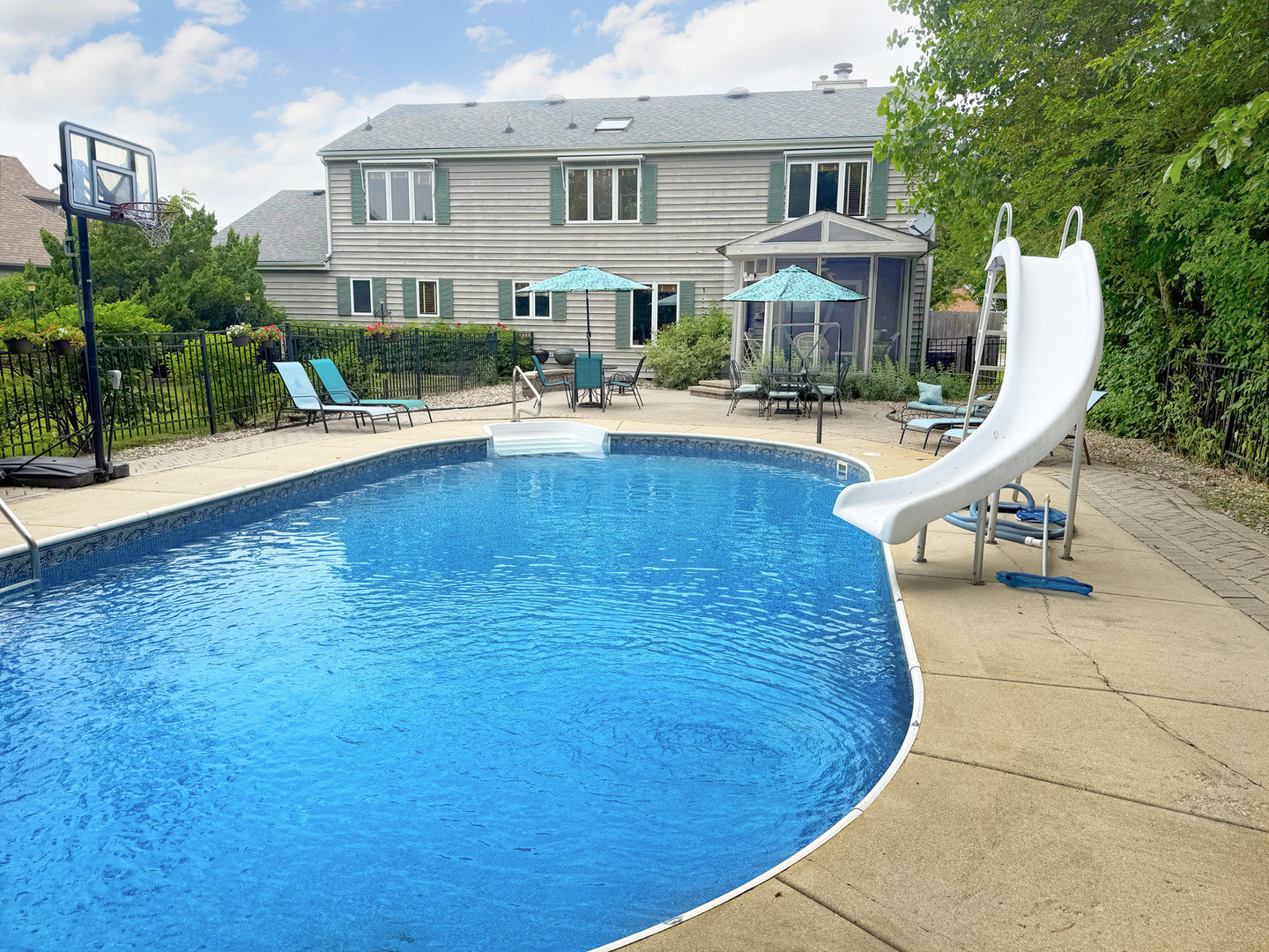 Queens Gate Cir, Sugar Grove, IL 60554