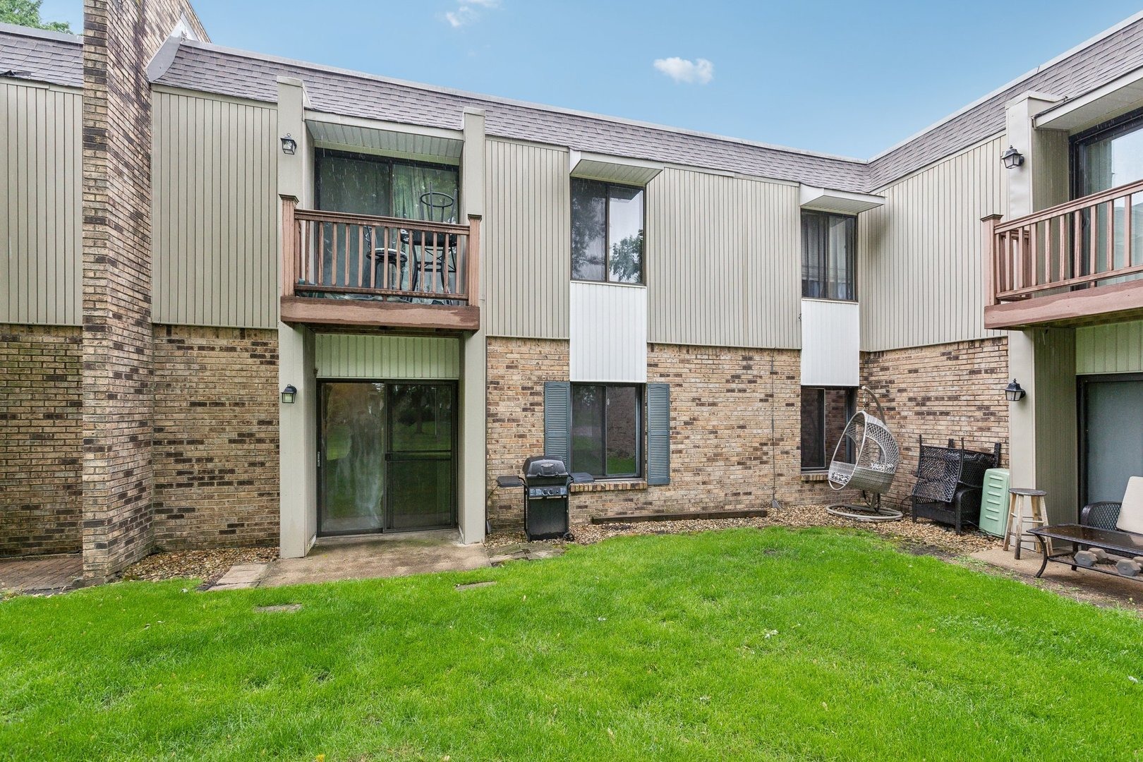 Grand Ave, Downers Grove, IL 60516