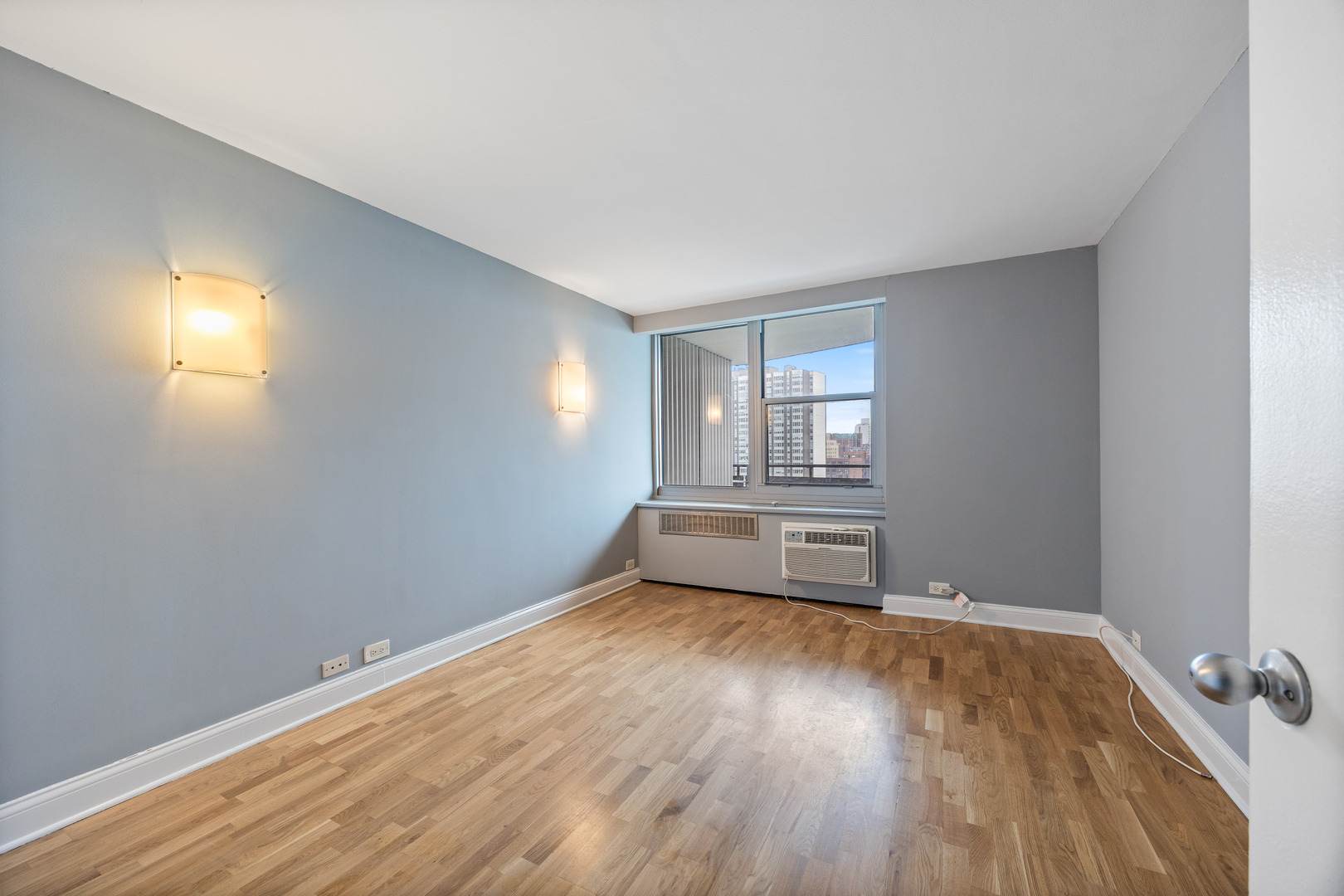 Cornelia Ave, Chicago, IL 60657 #1