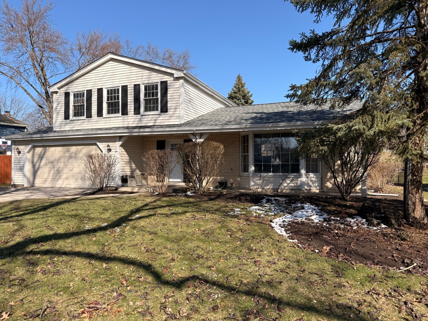 Chickasaw Dr, Naperville, IL 60563