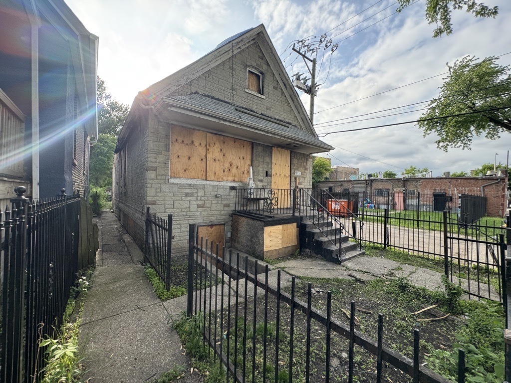 Christiana Ave, Chicago, IL 60624