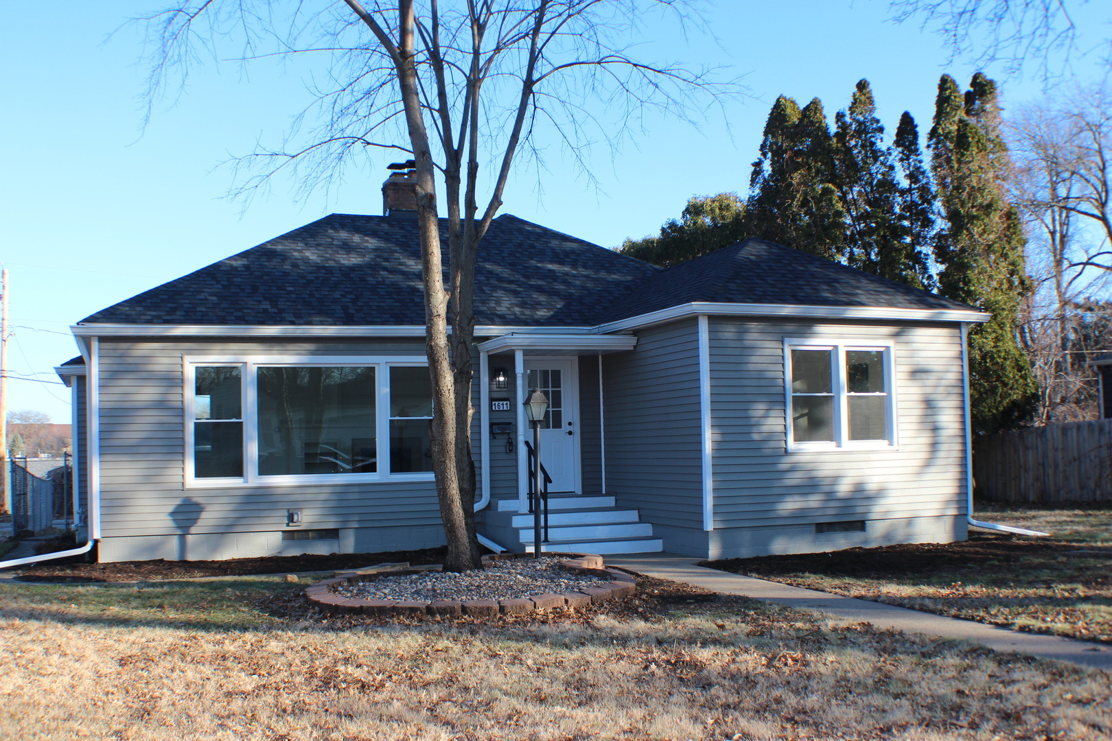 Coffelt Ave, Davenport, IA 52803