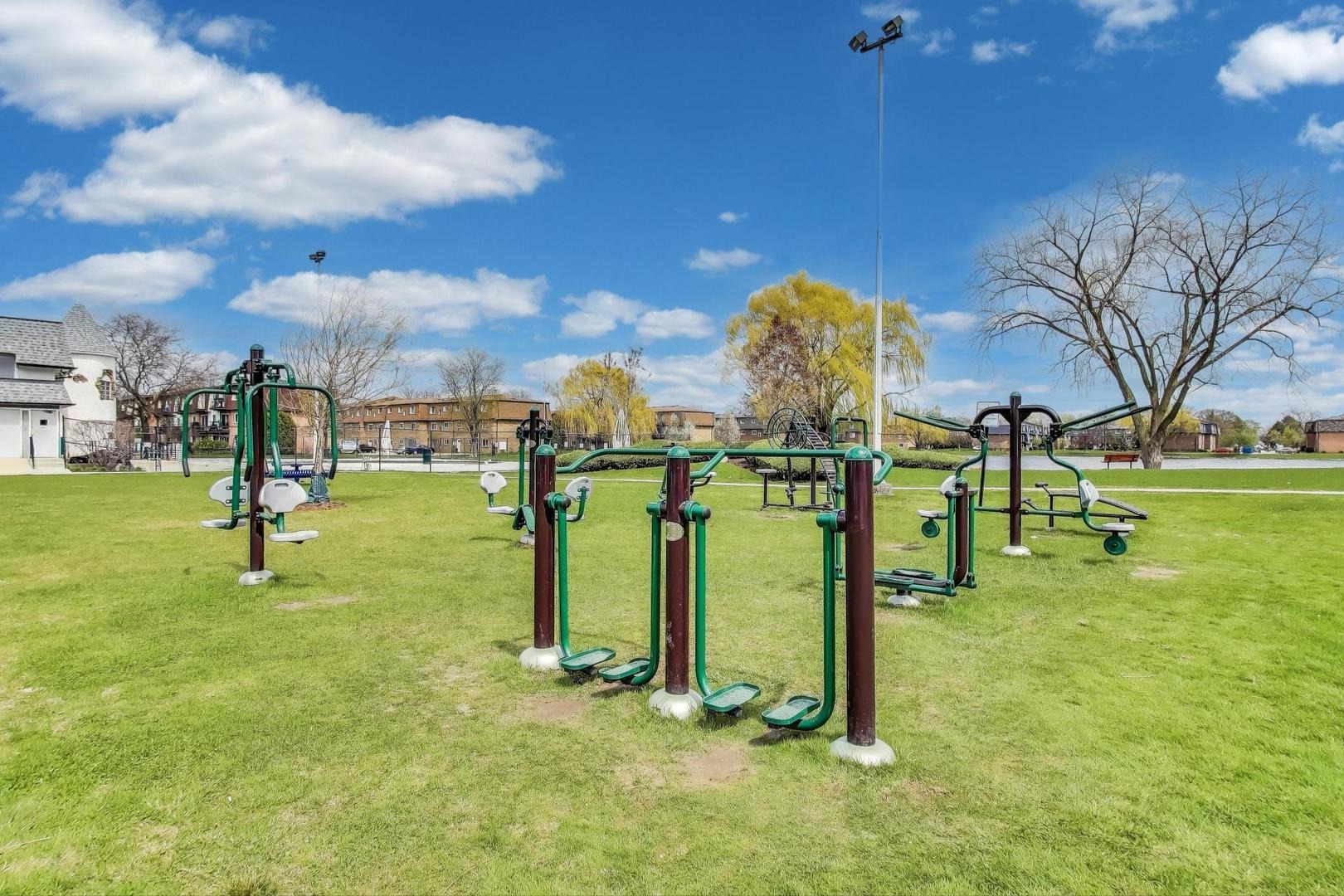 Bay Colony Dr, Des Plaines, IL 60016