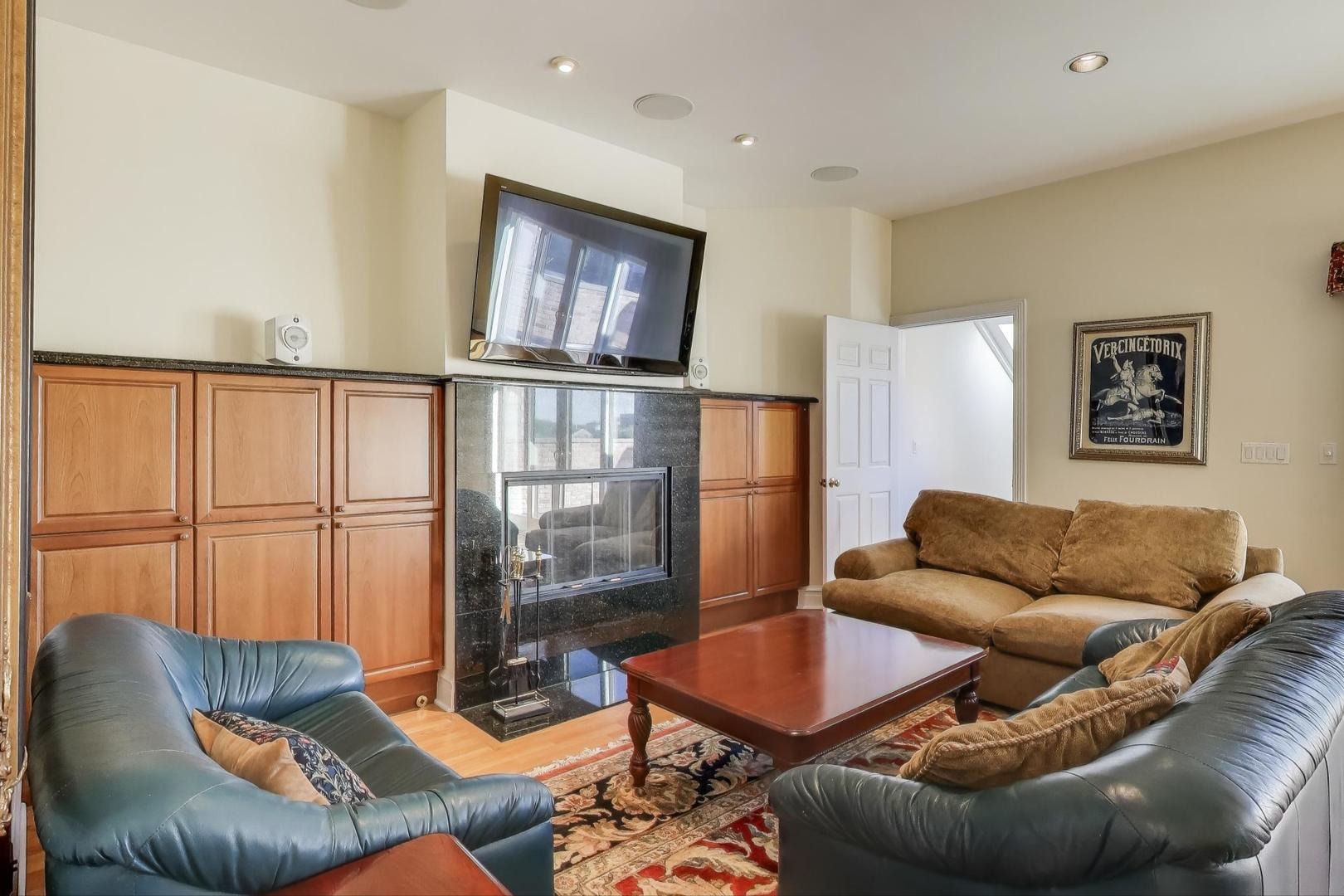 Barry Ave, Chicago, IL 60657