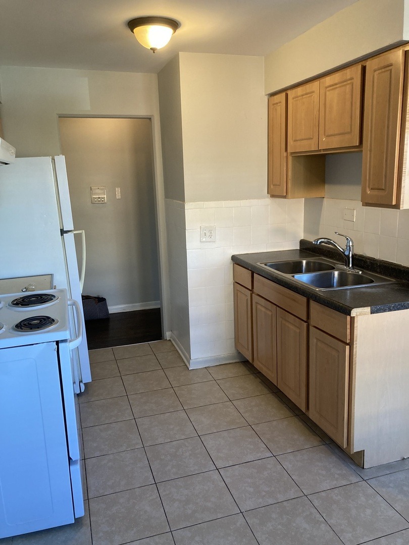 Berwyn Ave, Chicago, IL 60625 #1
