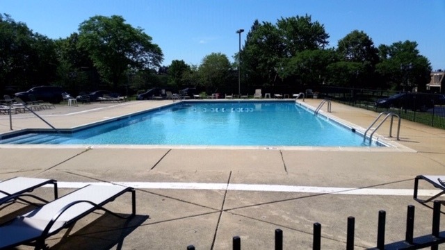Country Club Dr, Woodridge, IL 60517