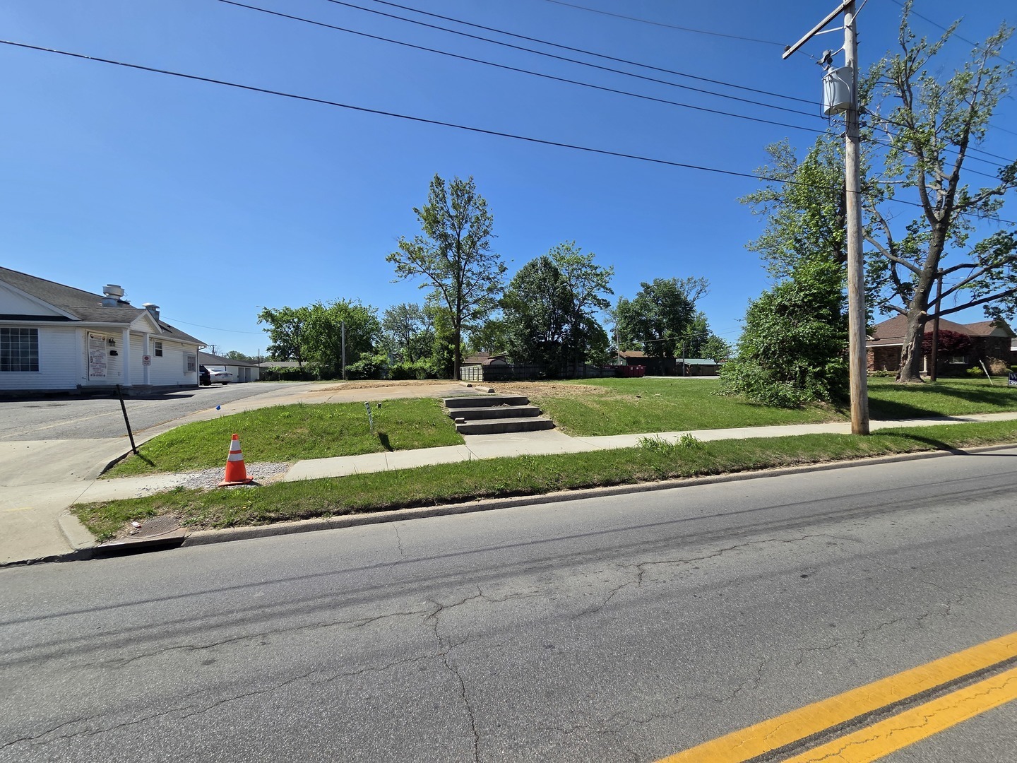 Main St, Marion, IL 62959