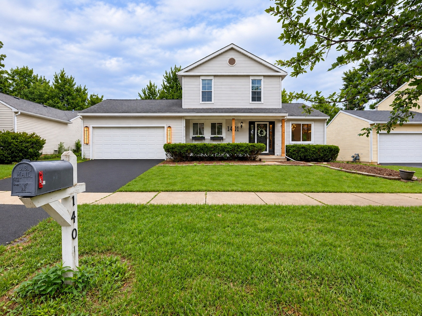 Knoll Dr, Naperville, IL 60565