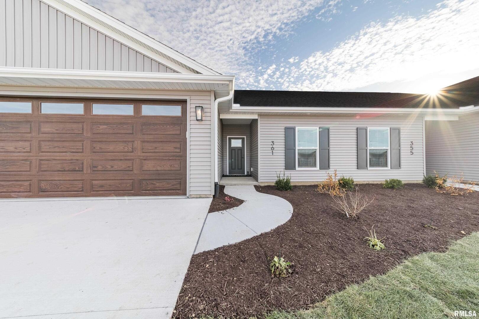 Donahue St, Eldridge, IA 52748