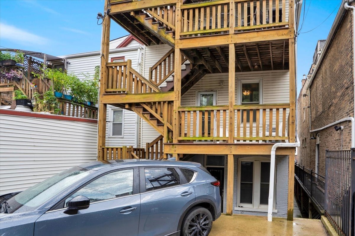 Blackhawk St, Chicago, IL 60622