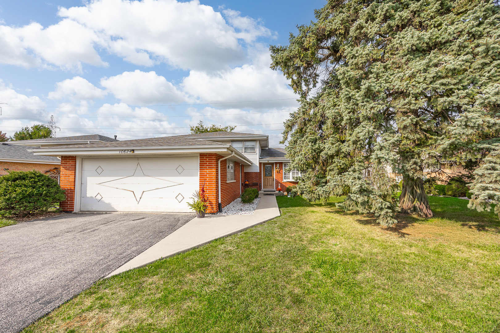 Michael Dr, Palos Hills, IL 60465